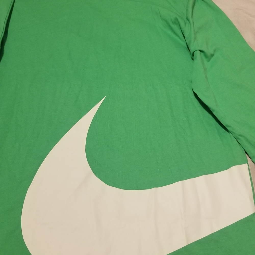 Nike Men's Sportswear Graphic Long-Sleeve Tee-Green "NEW" W/Tags. SHIRT ONLY. - Picture 9 of 9